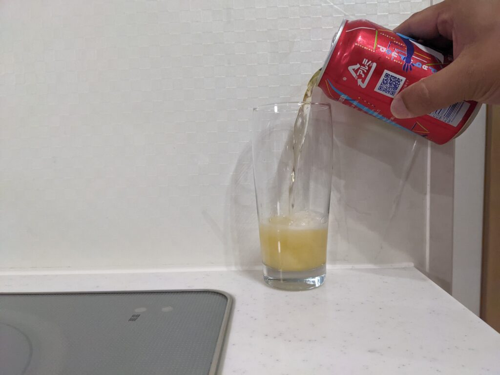 グラスに缶の「裏通りのドンダバダ」を注いだところ