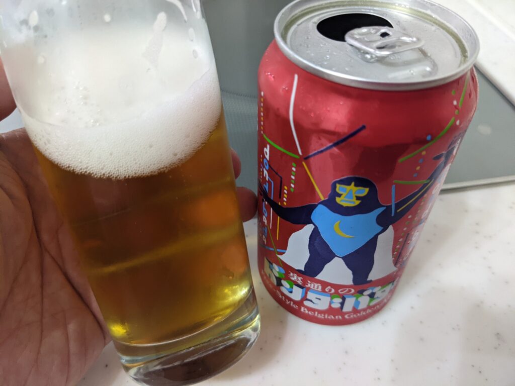 「裏通りのドンダバダ」が入ったグラスを傾けているところ