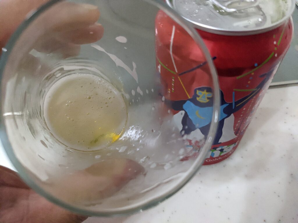 グラスに入った残り一口程度の「裏通りのドンダバダ」