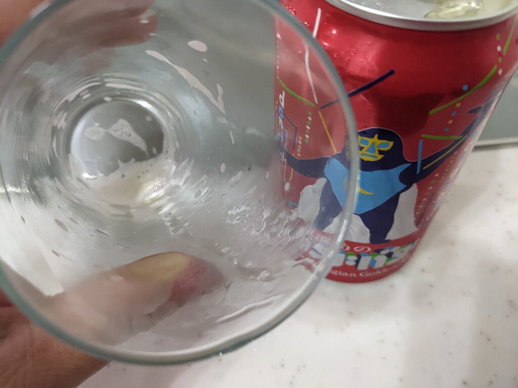 グラスに入った「裏通りのドンダバダ」を飲み終えたところ