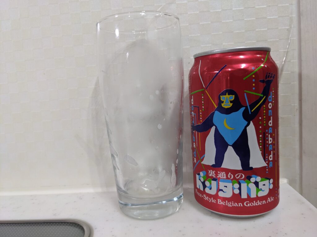 「裏通りのドンダバダ」を飲み終えたグラスとその空き缶