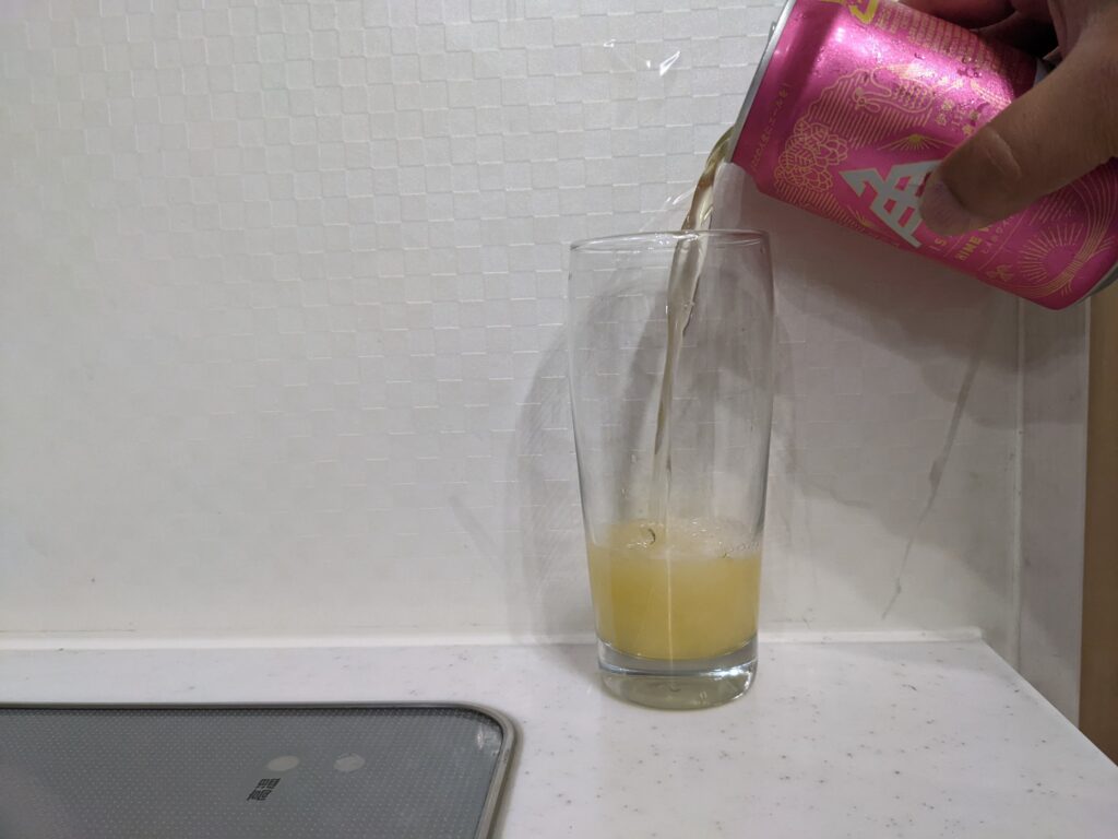 グラスに缶の「伊勢角屋ヒメホワイト」を注いだところ