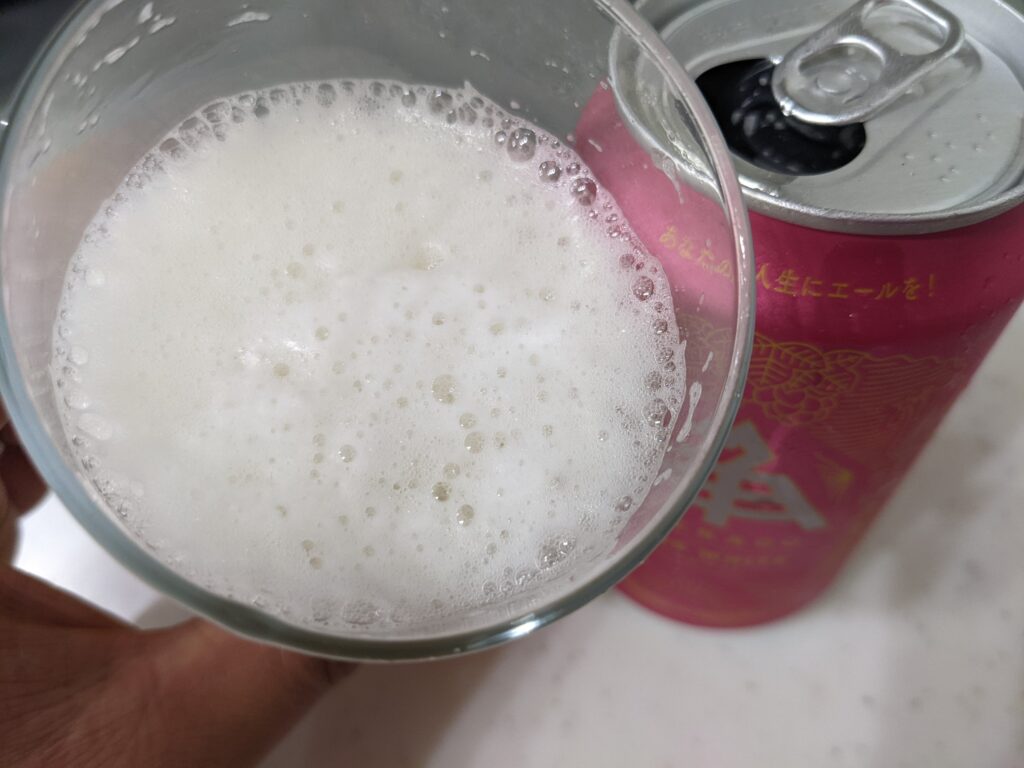 「伊勢角屋ヒメホワイト」を一口飲んだところ