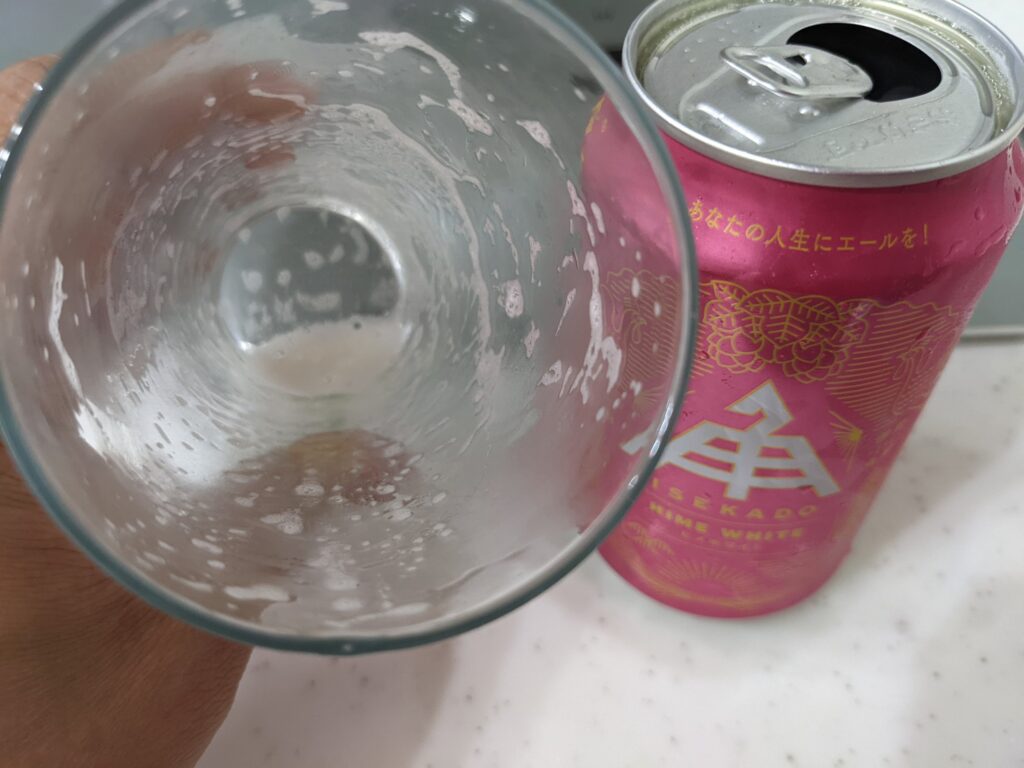 グラスに入った「伊勢角屋ヒメホワイト」を飲み終えたところ