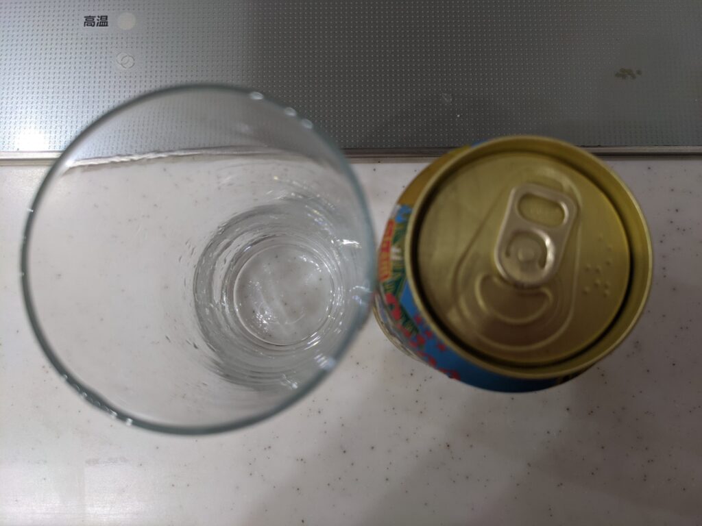 上から見たグラスと缶の「78ビール（オリオン）」