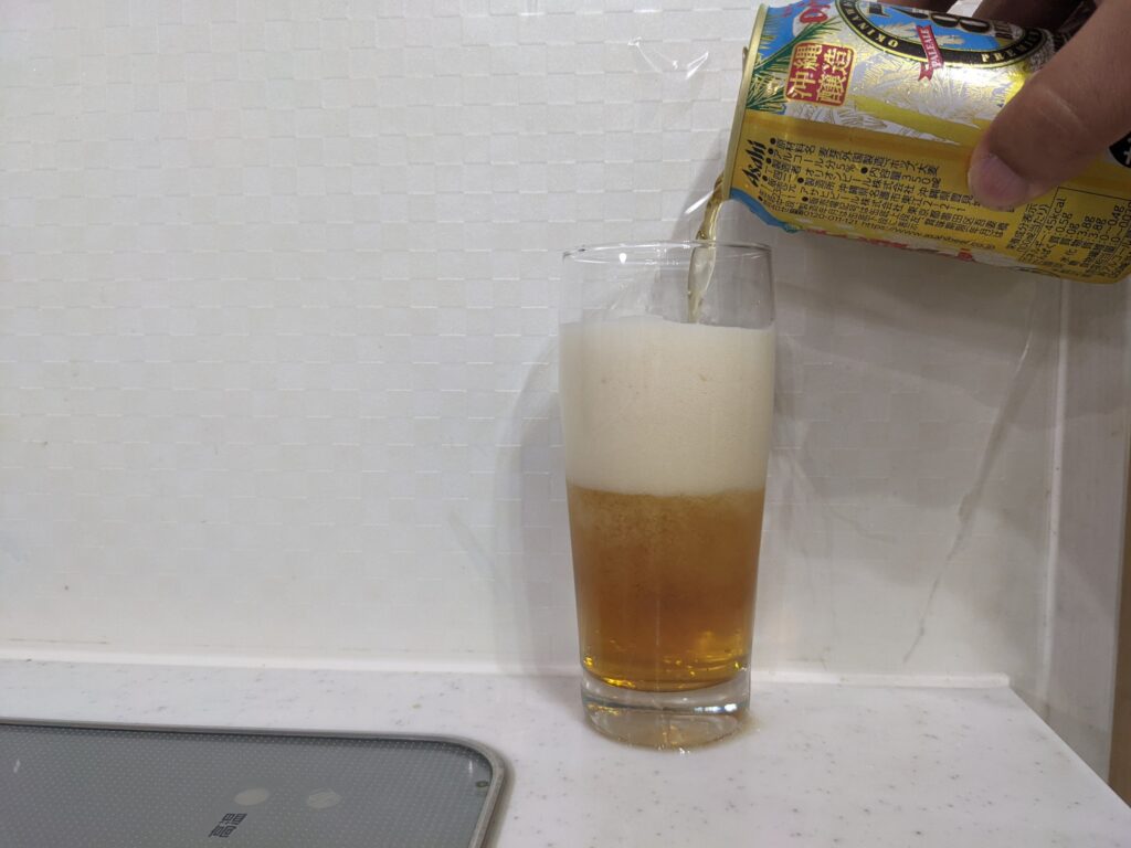 グラスに7割程「78ビール（オリオン）」を注いだところ