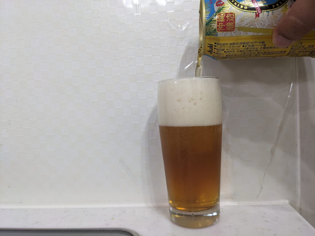 グラスいっぱいに「78ビール（オリオン）」を注いだところ