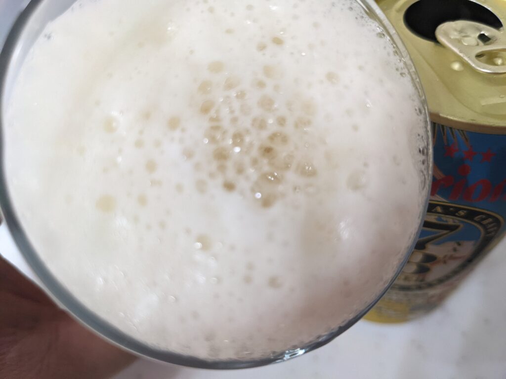 「78ビール（オリオン）」を飲むところ
