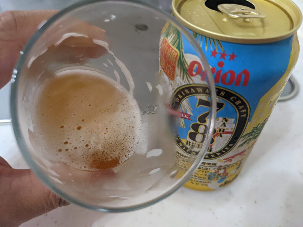 残り3割程のグラスに入った「78ビール（オリオン）」
