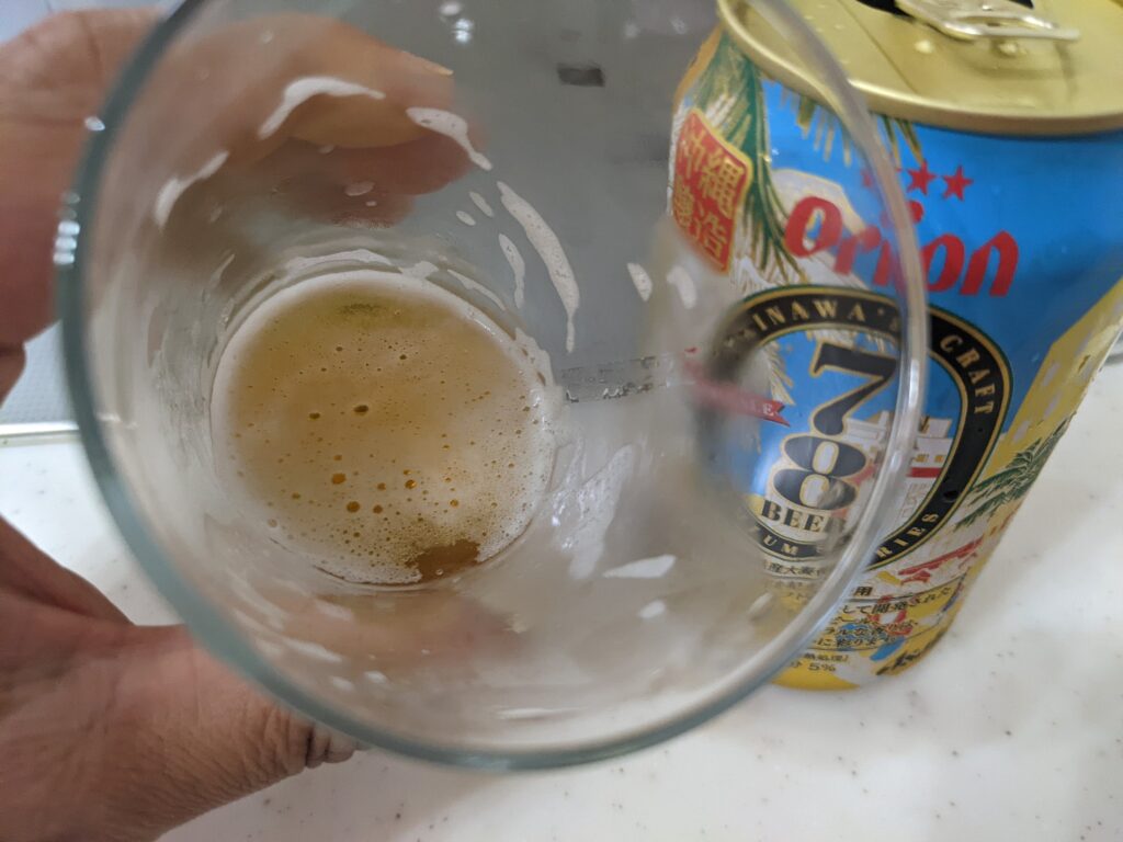 残り1割程のグラスに入った「78ビール（オリオン）」