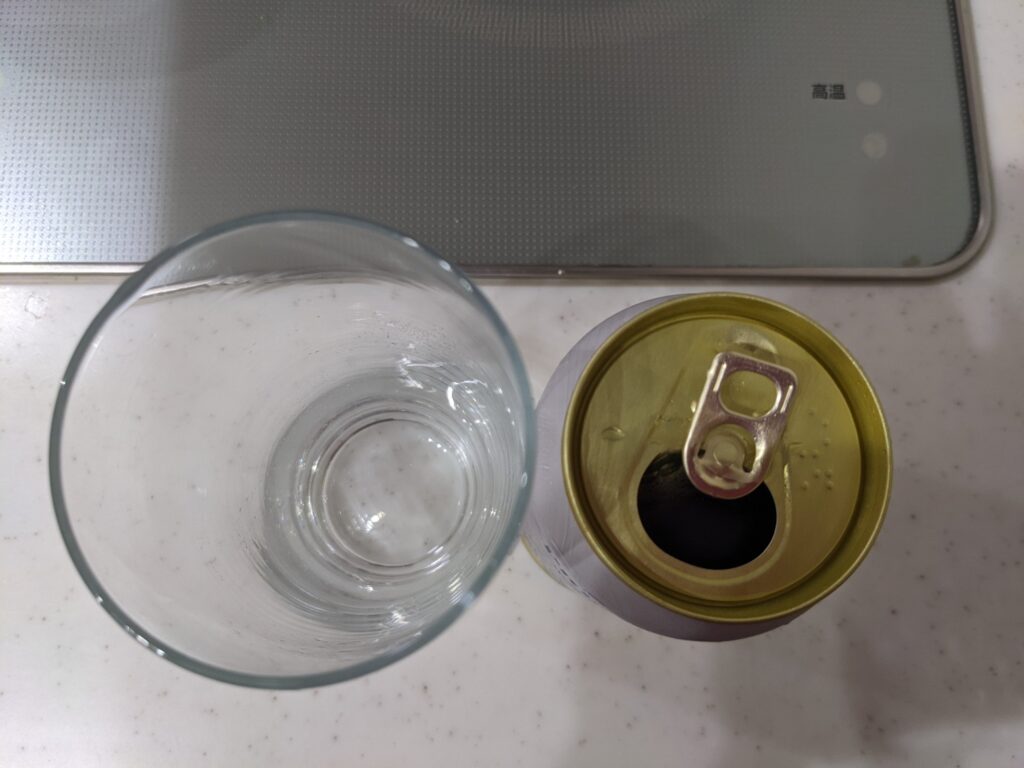 缶の「プレモルホワイトエール」を開けたところ