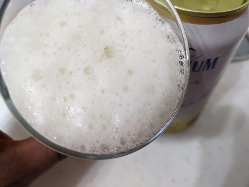 「プレモルホワイトエール」を飲むところ