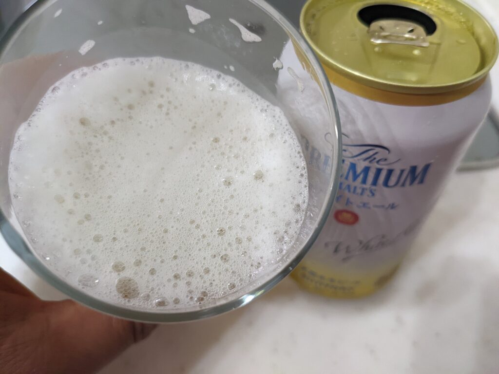 「プレモルホワイトエール」を一口飲んだところ
