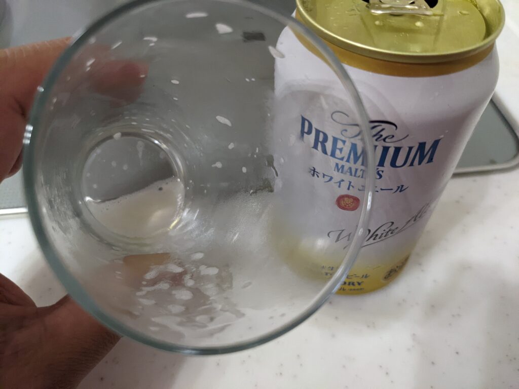 グラスに入った「プレモルホワイトエール」を飲み終えたところ