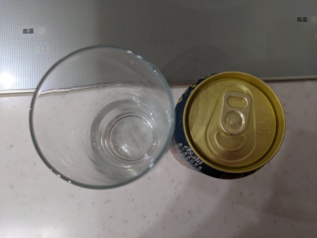 上から見たグラスと缶の「75（名護）ビールピスルナー」