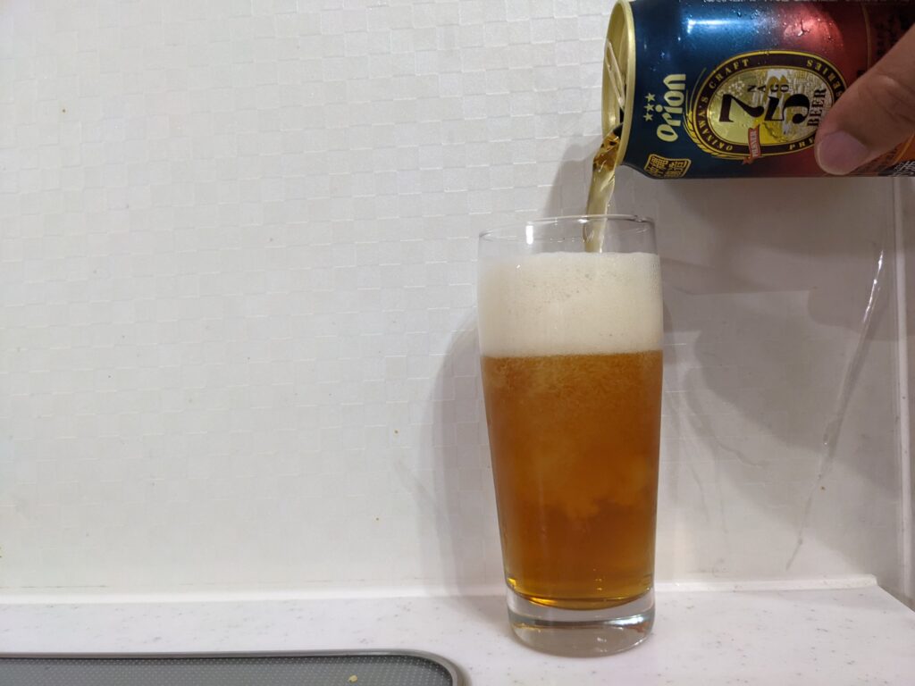 グラス9割程に「75（名護）ビールピスルナー」を注いだところ