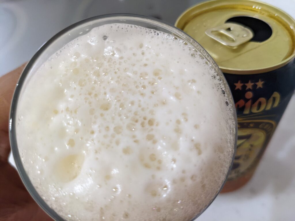 「75（名護）ビールピスルナー」を飲むところ