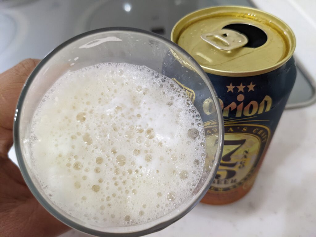 「75（名護）ビールピスルナー」を一口飲んだところ
