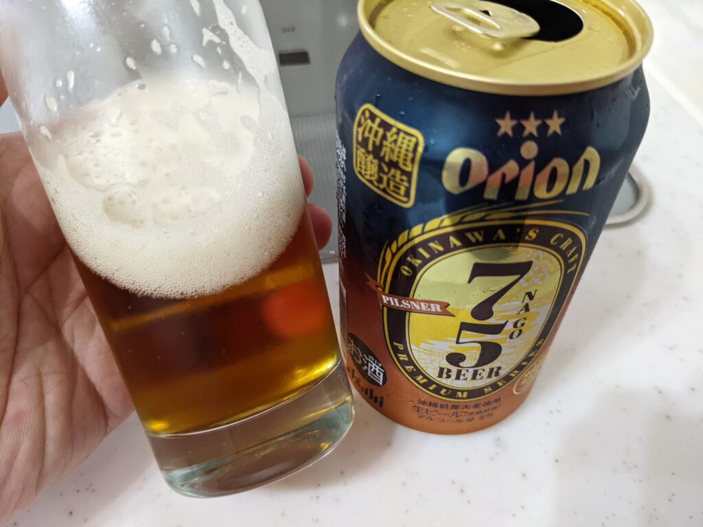 グラスに入った残り3割程の「75（名護）ビールピスルナー」