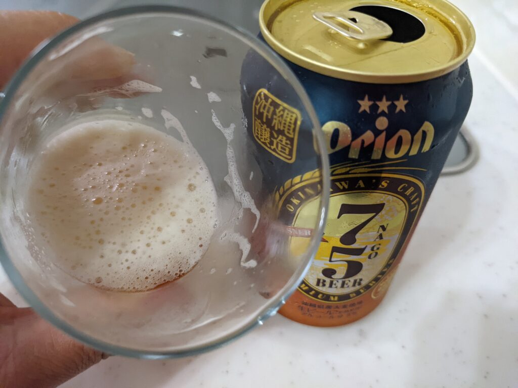 グラスに入った残り2割程の「75（名護）ビールピスルナー」