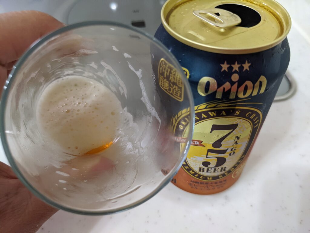 グラスに入った残り1割程の「75（名護）ビールピスルナー」