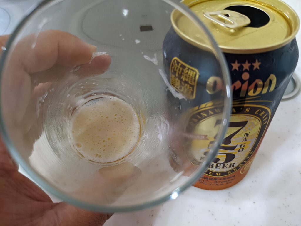 グラスに入った最後の一口程度の「75（名護）ビールピスルナー」