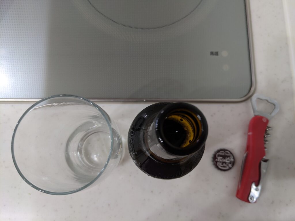 黒ホッピー（ホッピーブラック）のフタを開けたところ