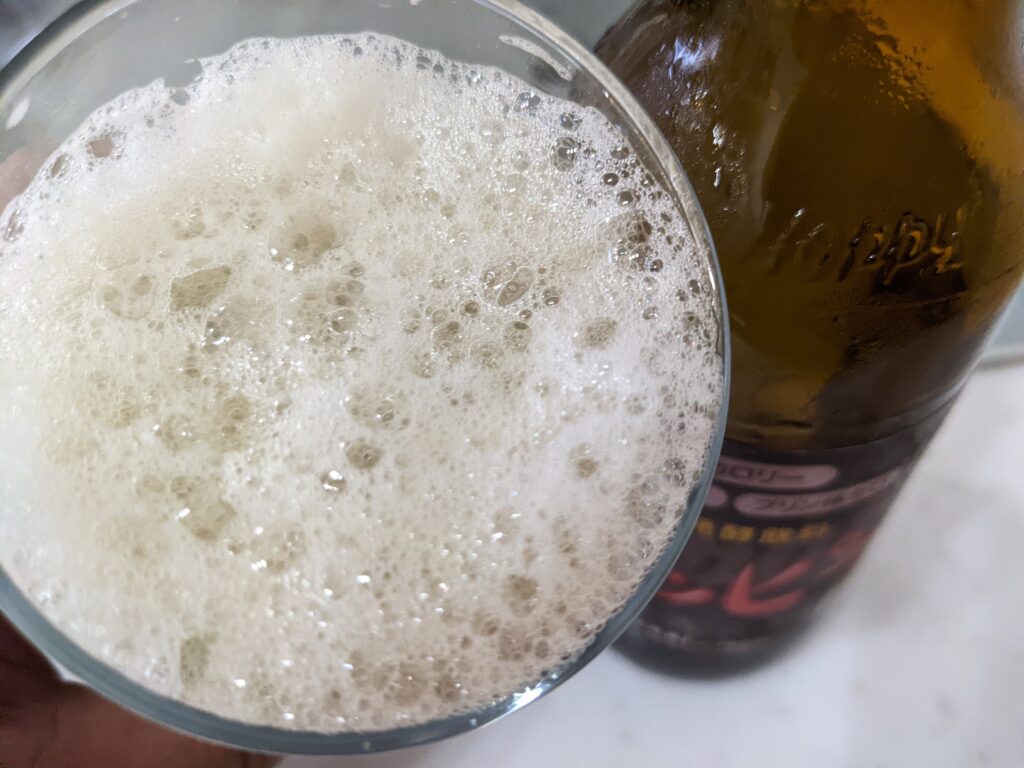 黒ホッピー（ホッピーブラック）を飲むところ