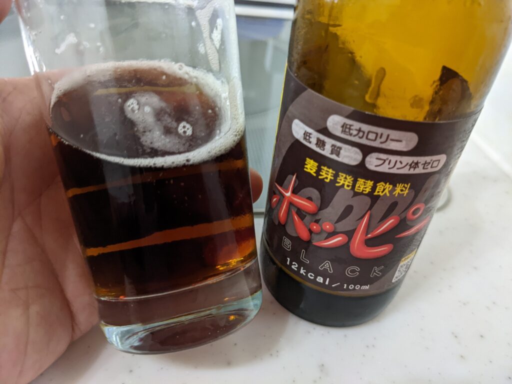 残り3割程のグラスに入った黒ホッピー（ホッピーブラック）