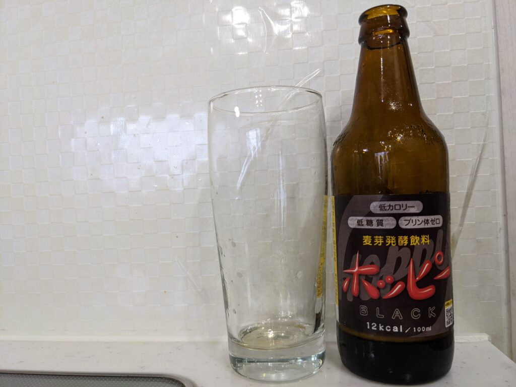 黒ホッピー（ホッピーブラック）を飲み終えたグラスとその空き瓶