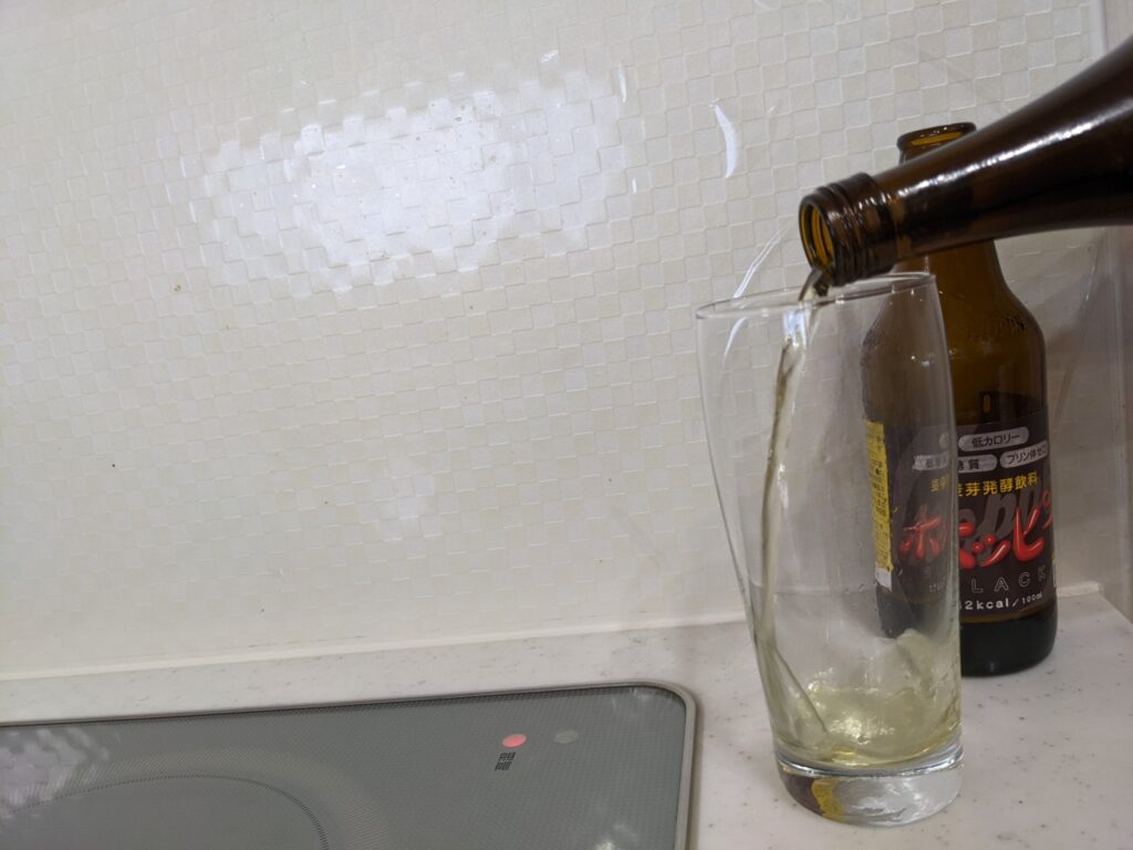 黒ホッピーと焼酎の混ぜ合わせするところ