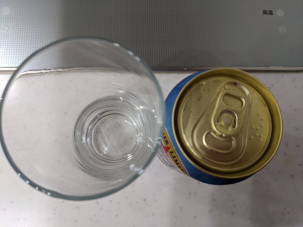 上から見たグラスと缶の「サマーピルス（サッポロビール園）」