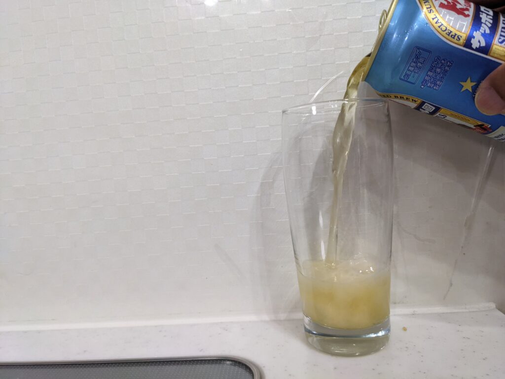 グラスに缶の「サマーピルス（サッポロビール園）」を注いだところ