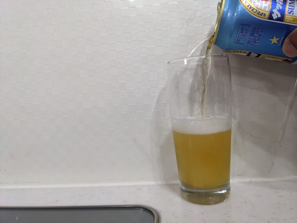 グラスに半分程「サマーピルス（サッポロビール園）」を注いだところ