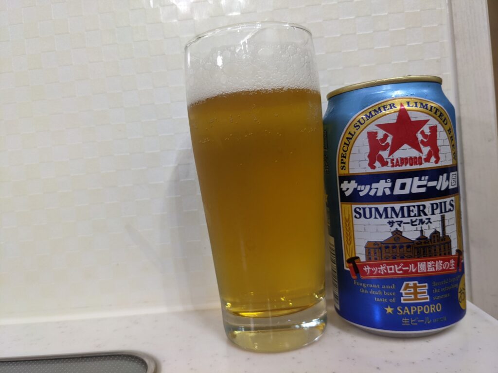「サマーピルス（サッポロビール園）」が注がれたグラスとその缶