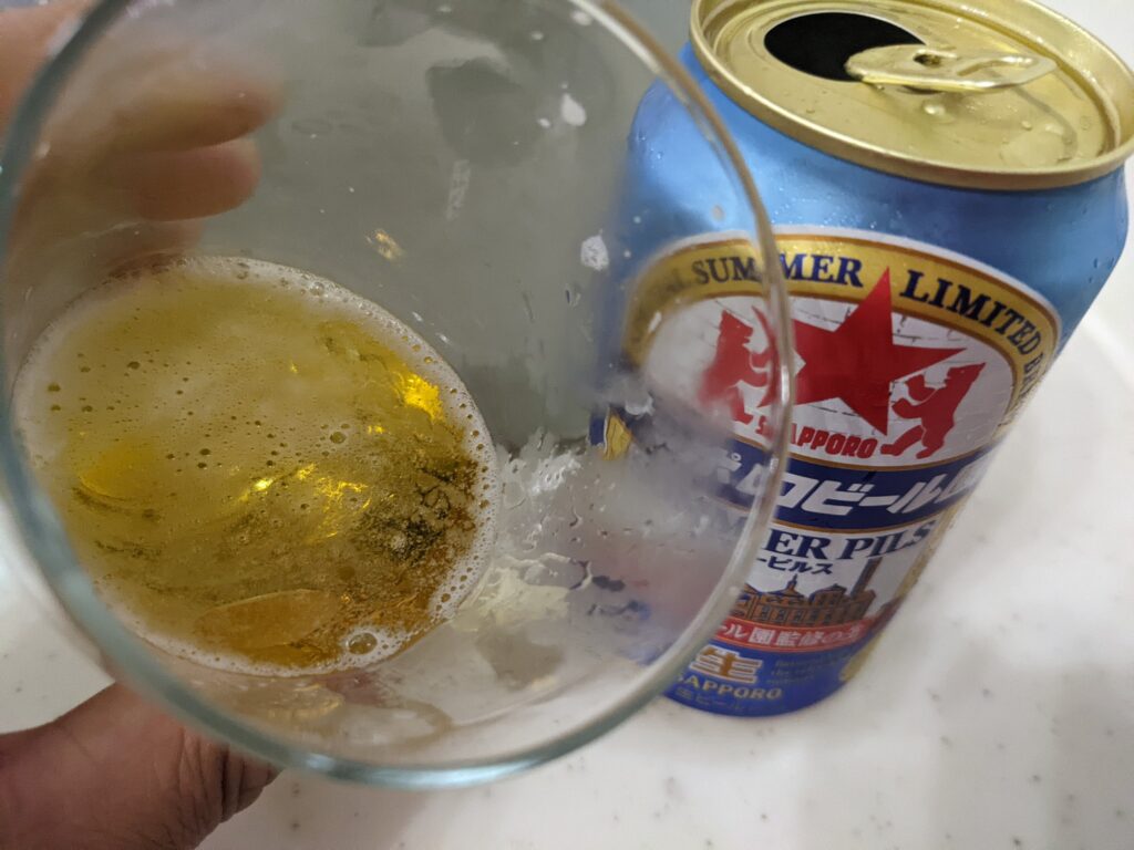 残り半分程のグラスに入った「サマーピルス（サッポロビール園）」