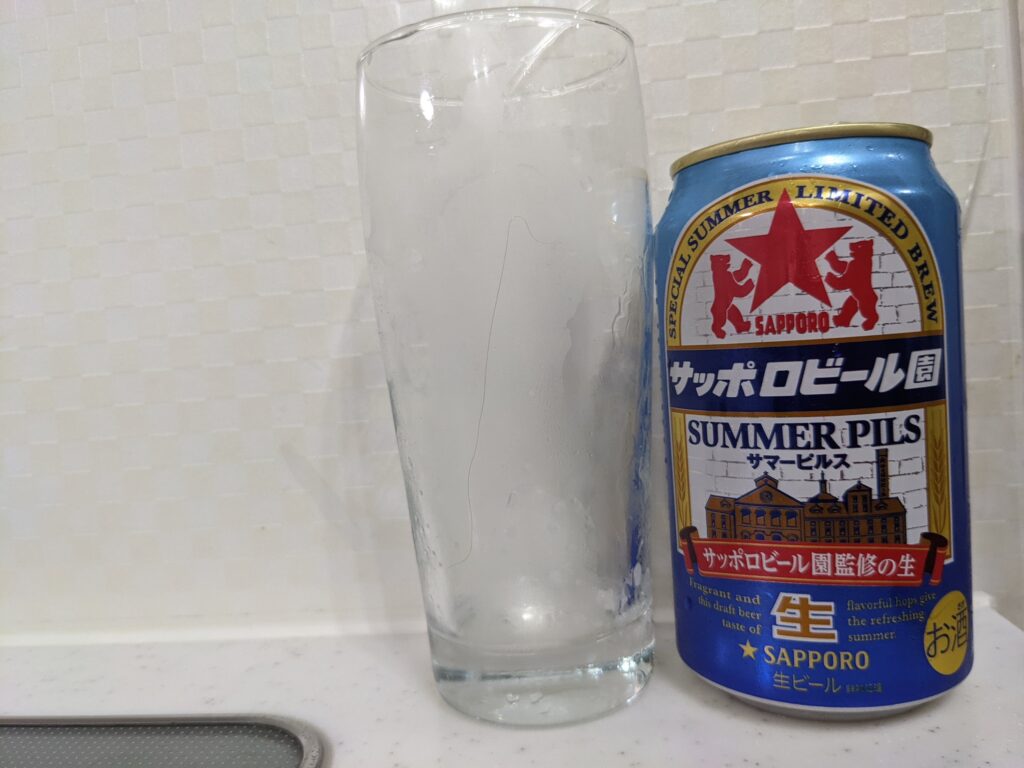 「サマーピルス（サッポロビール園）」を飲み終えたグラスとその空き缶