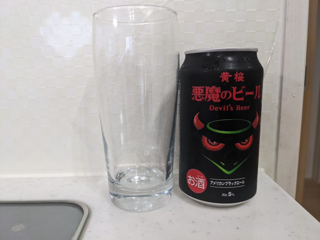 グラスと缶の「悪魔のビール【黒】アメリカンブラックエール」