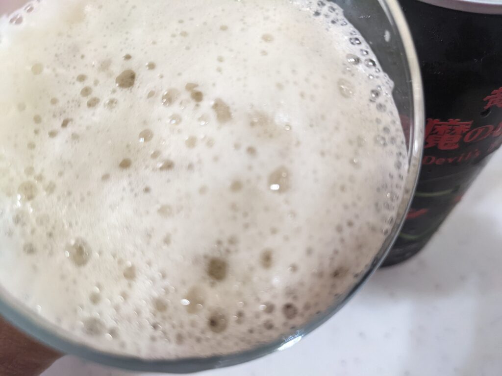「悪魔のビール【黒】アメリカンブラックエール」を飲むところ