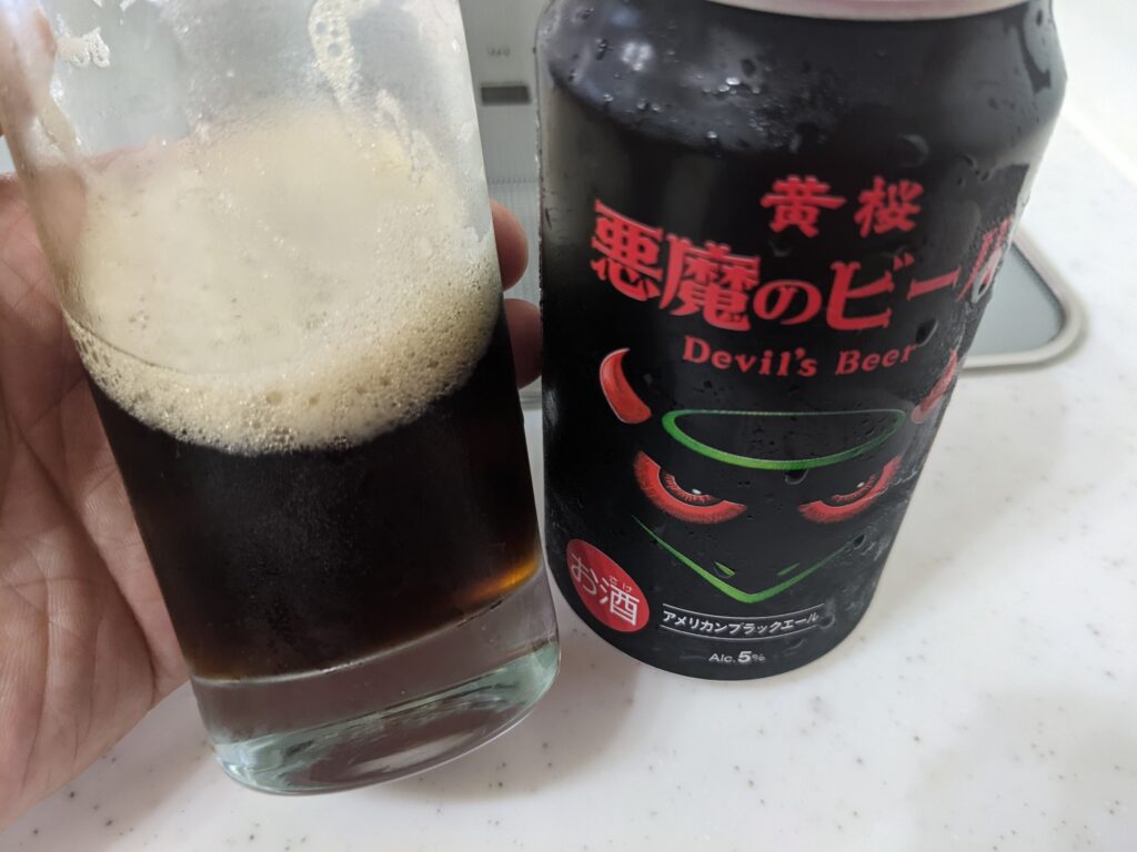 残り3割程のグラスに入った「悪魔のビール【黒】アメリカンブラックエール」