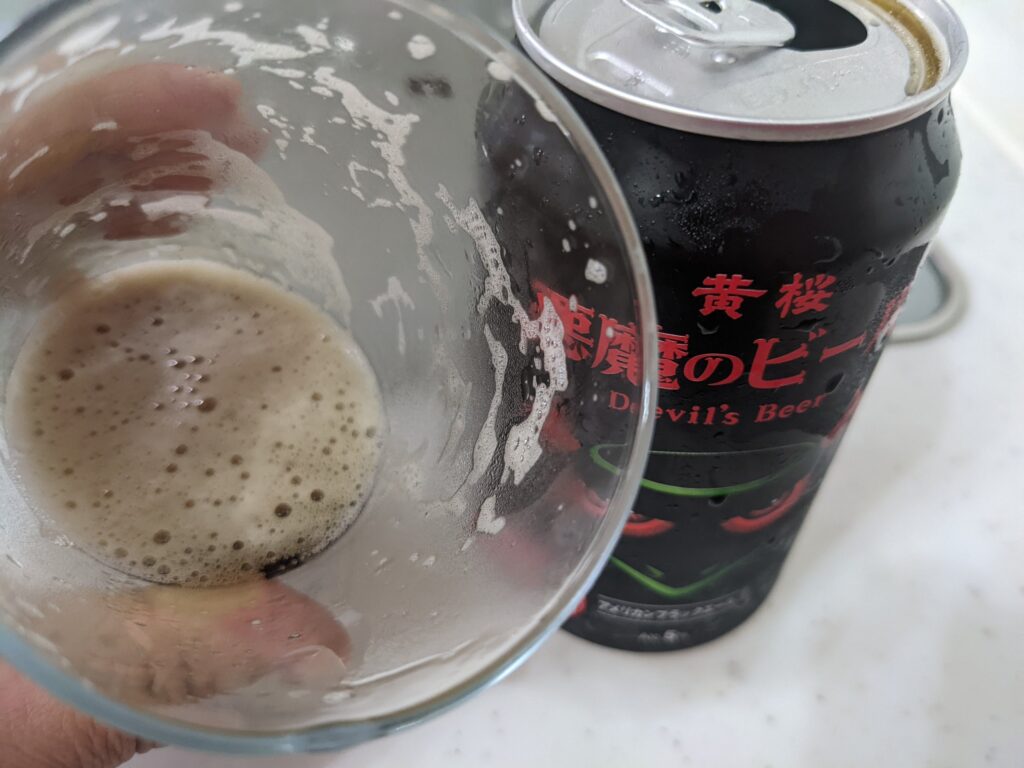 残り2割程のグラスに入った「悪魔のビール【黒】アメリカンブラックエール」