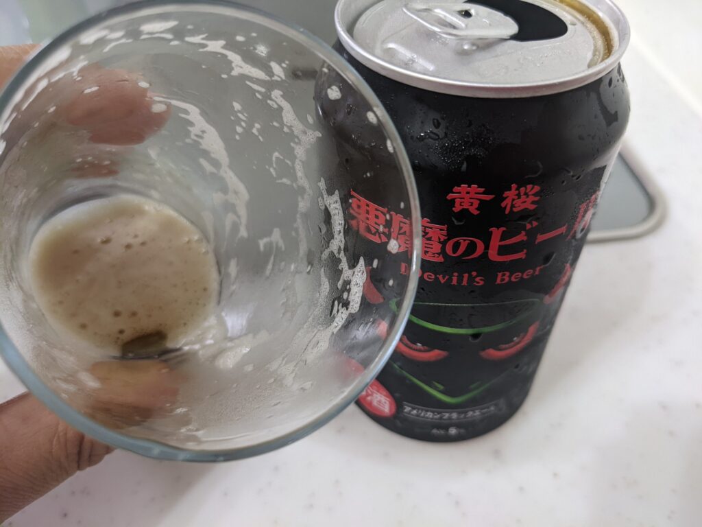 残り1割程のグラスに入った「悪魔のビール【黒】アメリカンブラックエール」