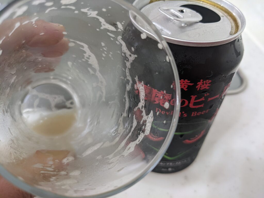 グラスに入った「悪魔のビール【黒】アメリカンブラックエール」を飲み終えたところ
