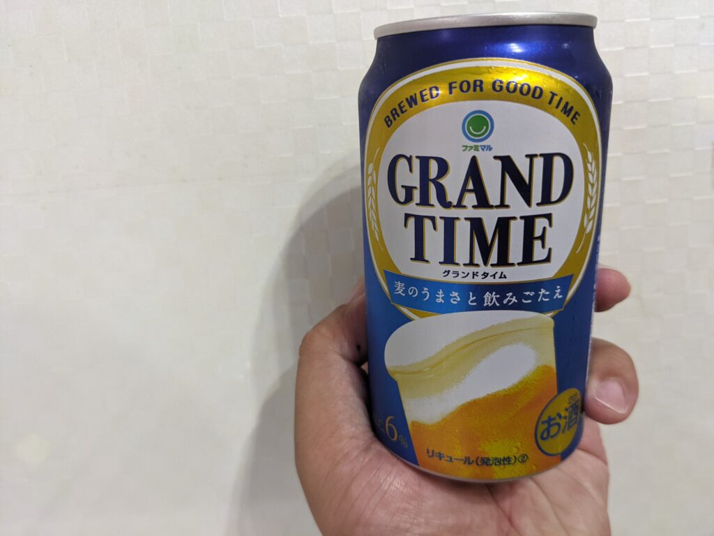 グランドタイム新ジャンルビールを手で持っているところ