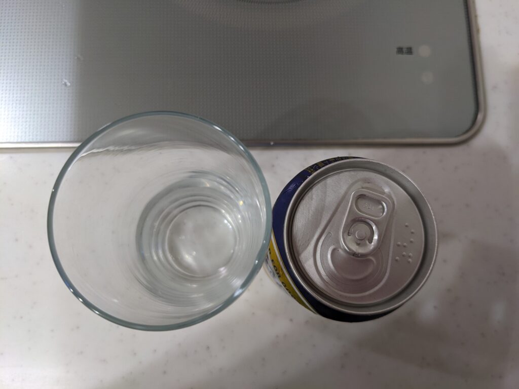上から見たグラスと缶の「新ジャンルビールグランドタイム」