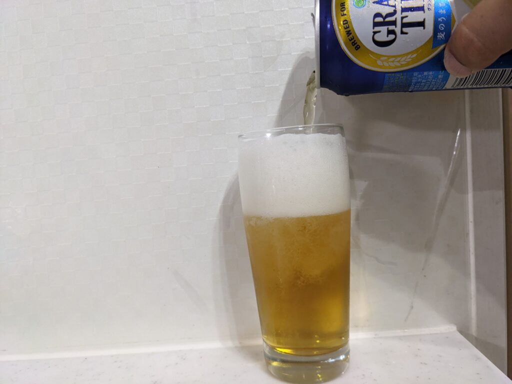 グラス9割程まで「新ジャンルビールグランドタイム」を注いだところ