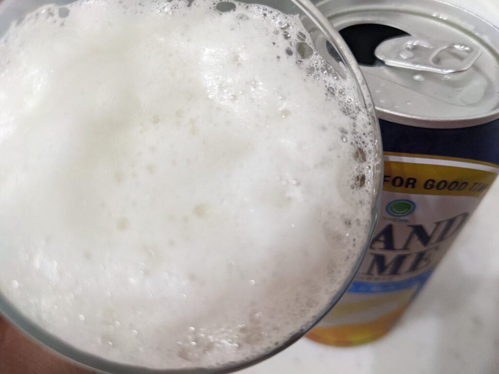 「新ジャンルビールグランドタイム」を飲むところ