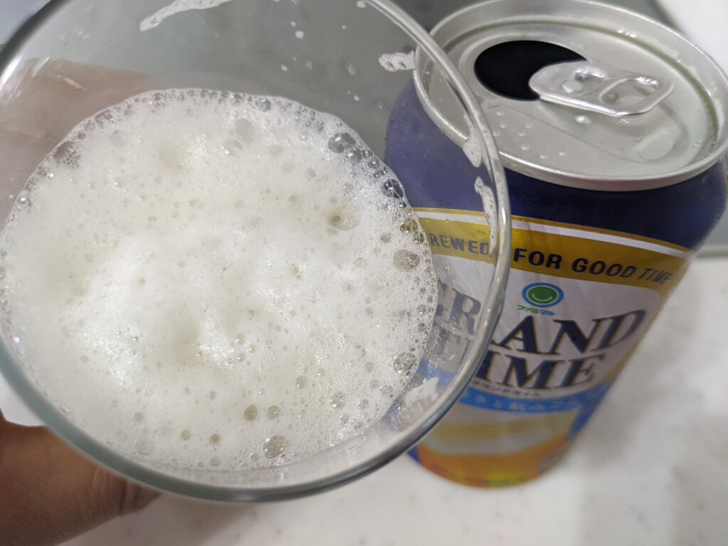 「新ジャンルビールグランドタイム」を一口飲んだところ