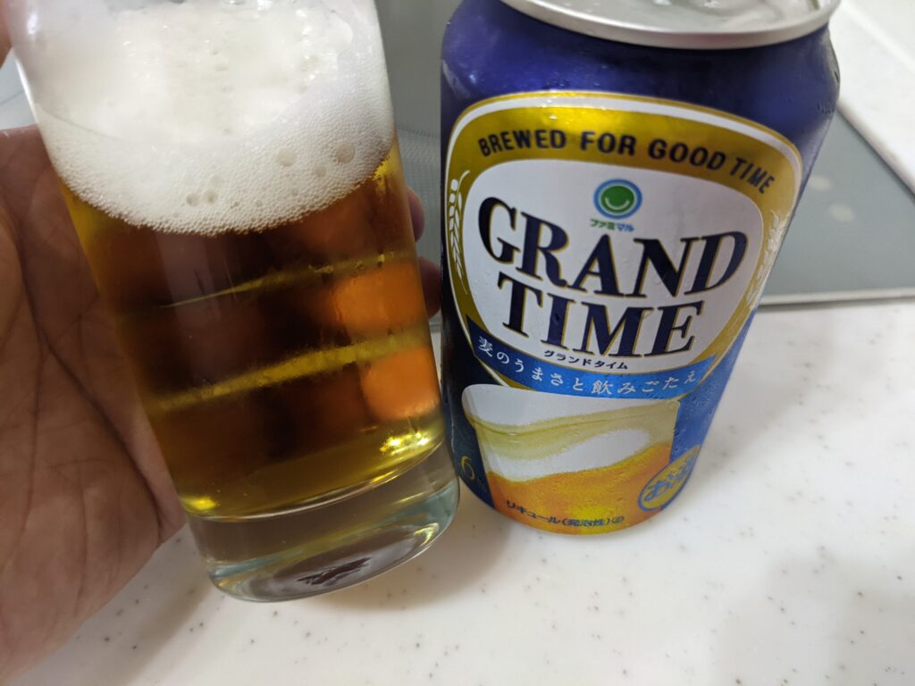 「新ジャンルビールグランドタイム」が入ったグラスを傾けているところ