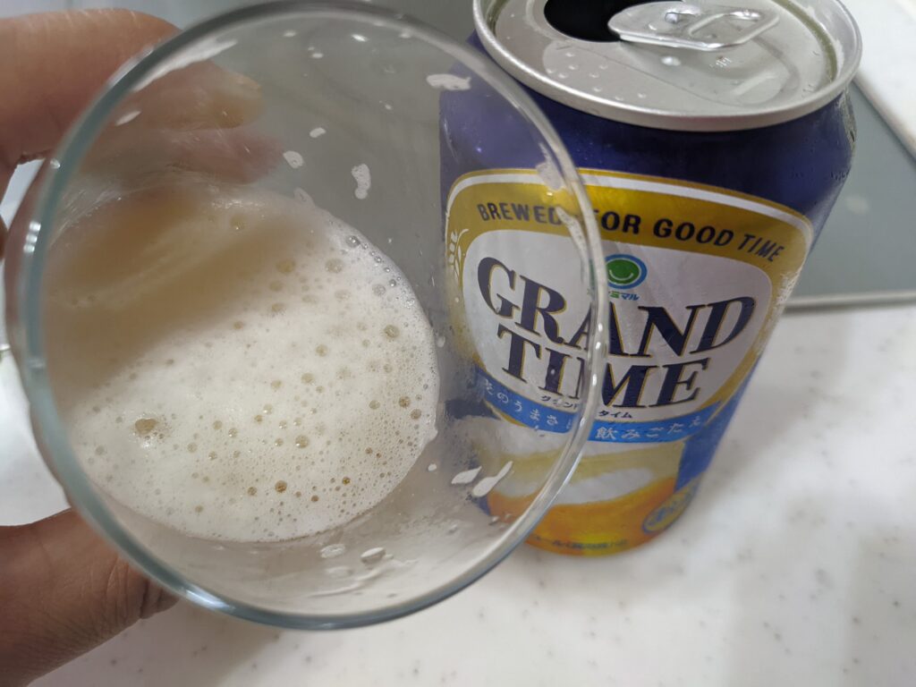 残り半分程のグラスに入った「新ジャンルビールグランドタイム」